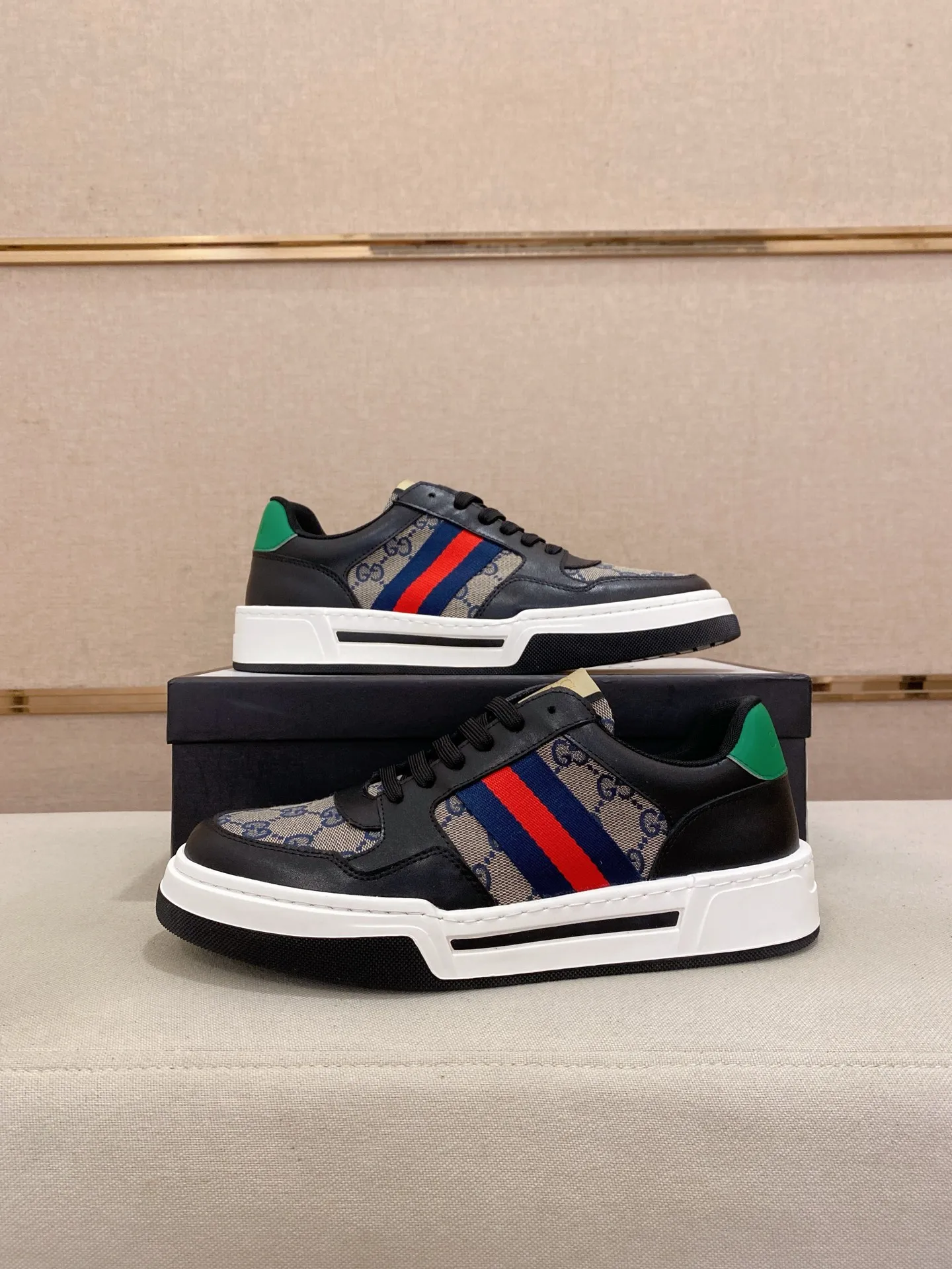 Men's Men's Shoes💰 420💰【Gucci】Gucci men's latest series of casual shoes! The official website is built 1:1. The upper is made of imported high-quality cowhide, and the lining is made of high-quality sheepskin, which is soft and comfortable. Picky selection of materials and exquisite workmanship give you the best enjoyment. Number of yards: 38-44 yards.